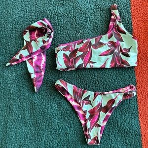 Reversable bikini with hair tie